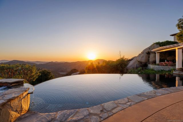 29166 Meadow Glen Way West, Escondido, CA 92026