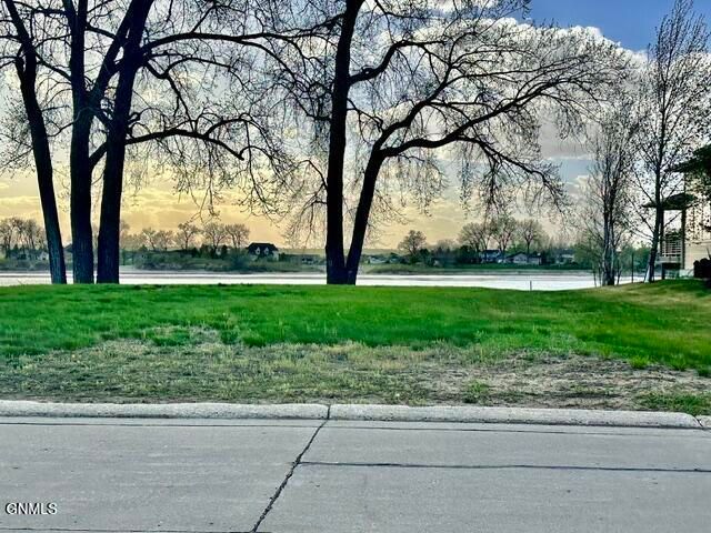 1304 1306 Bayview Court, Bismarck, ND 58504 property photo