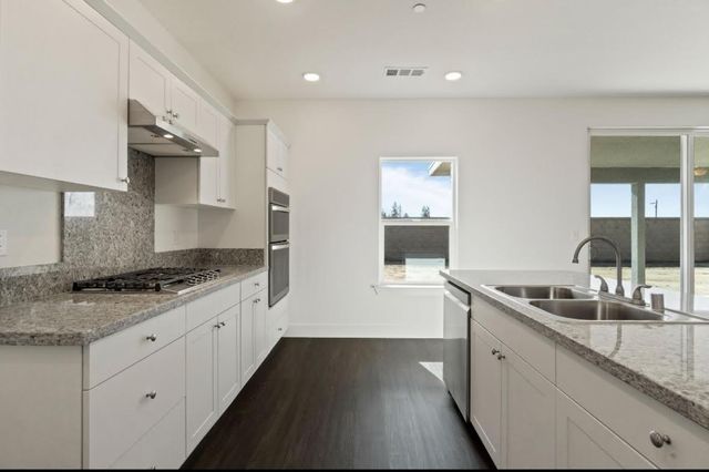 1207 Via Valencia, Madera, CA 93637