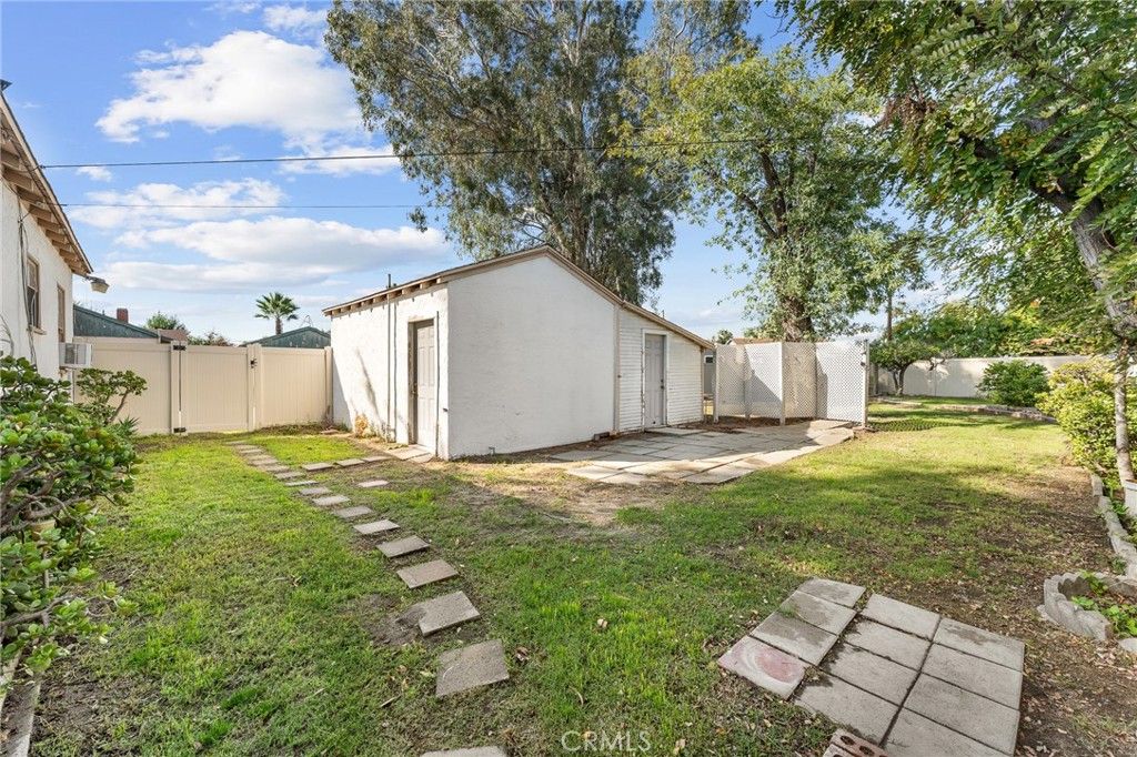 Image 12 of property listing at 939 E Olive Street, Colton, CA 92324