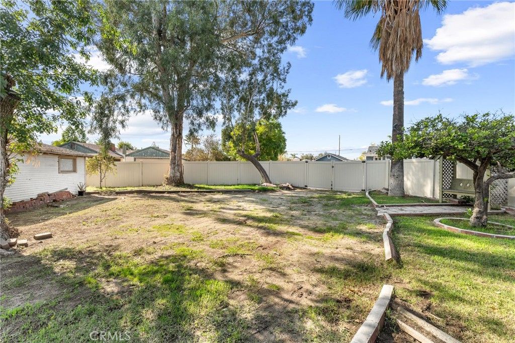 Image 13 of property listing at 939 E Olive Street, Colton, CA 92324