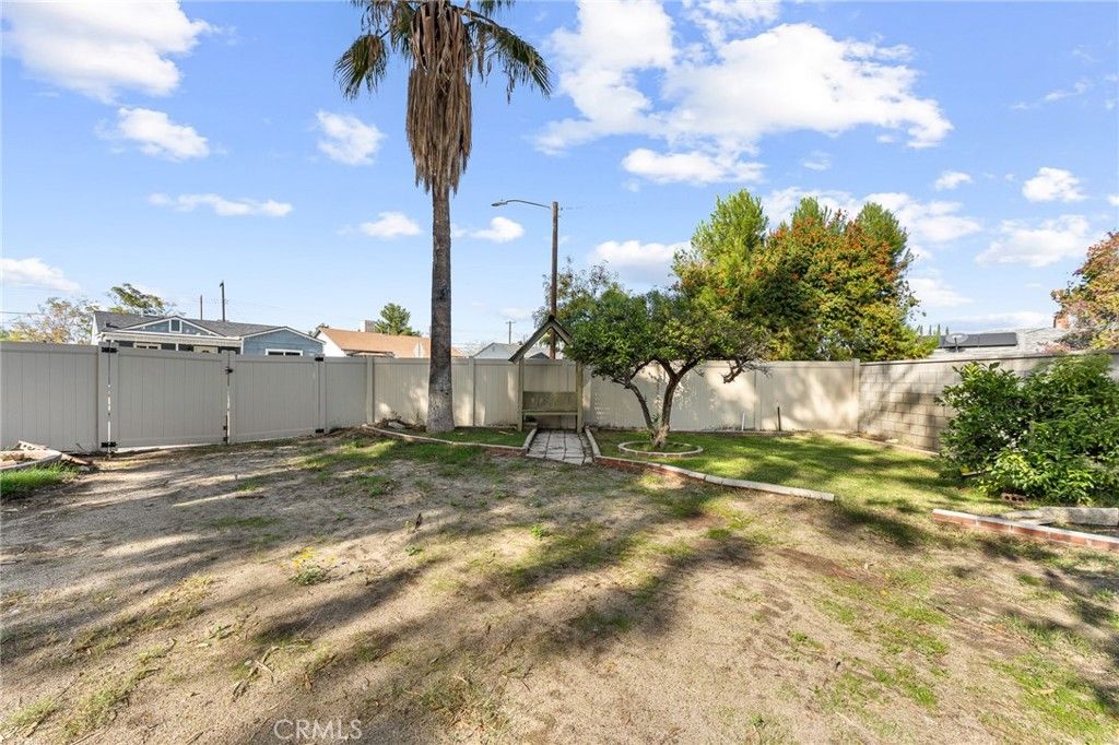 Image 14 of property listing at 939 E Olive Street, Colton, CA 92324