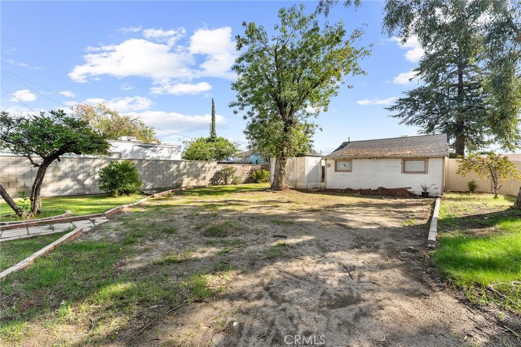 Image 15 of property listing at 939 E Olive Street, Colton, CA 92324