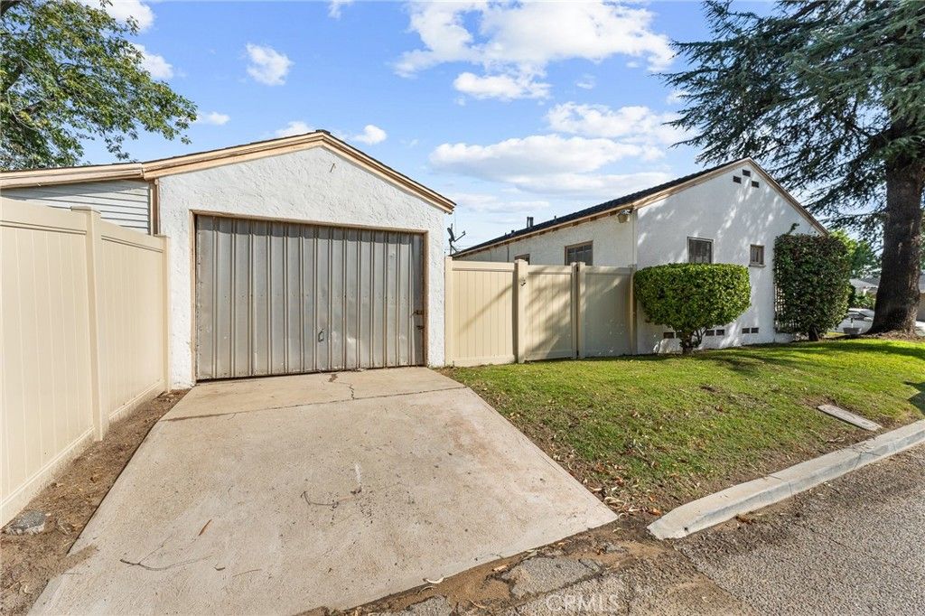 Image 16 of property listing at 939 E Olive Street, Colton, CA 92324