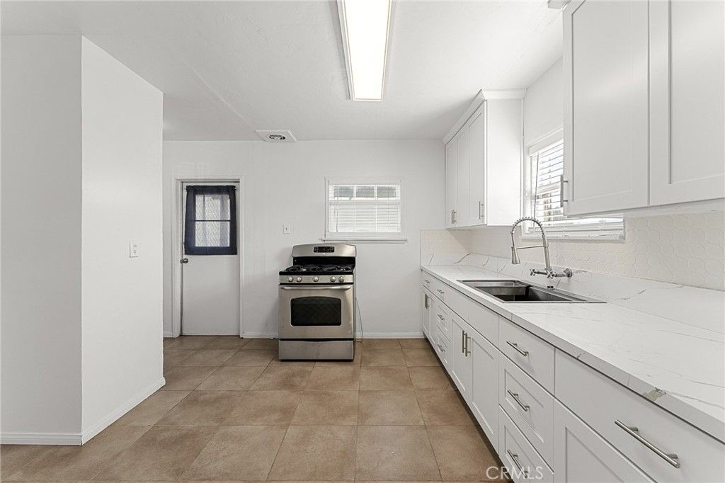 Image 5 of property listing at 939 E Olive Street, Colton, CA 92324