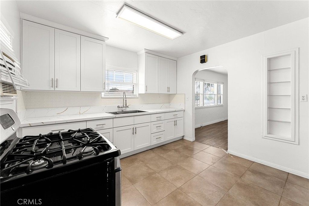 Image 6 of property listing at 939 E Olive Street, Colton, CA 92324