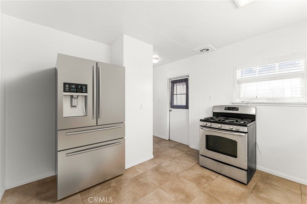 Image 7 of property listing at 939 E Olive Street, Colton, CA 92324