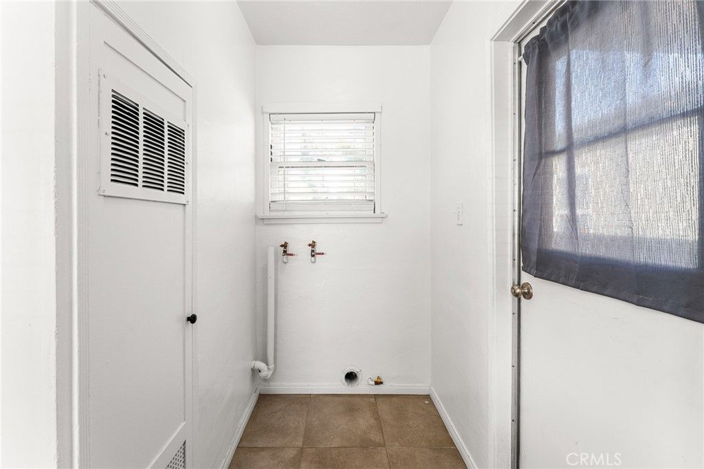 Image 8 of property listing at 939 E Olive Street, Colton, CA 92324