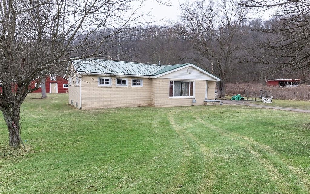 107 Wallace Dr, Darlngtn Twp, PA 16115