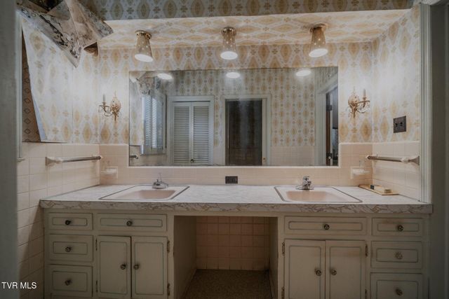 438 East Main Street, Rogersville, TN 37857