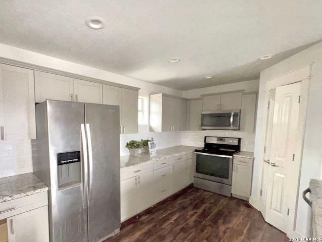 519 Enchanted River Dr, Bandera, TX 78003