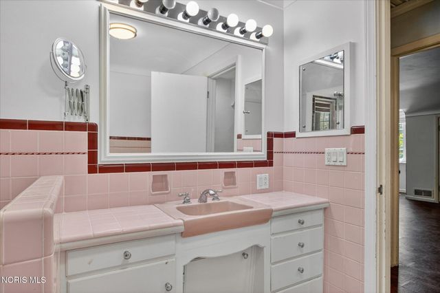 3700 W Bancroft Street, Ottawa Hills, OH 43606