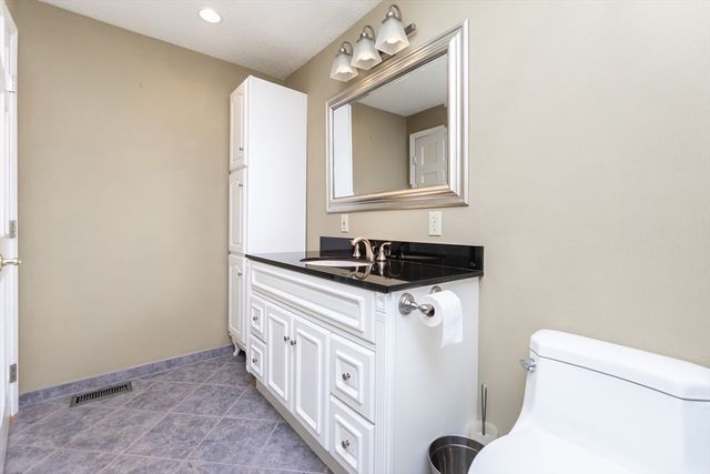 87 Merrimack Meadows Ln 87, Tewksbury, MA 01876