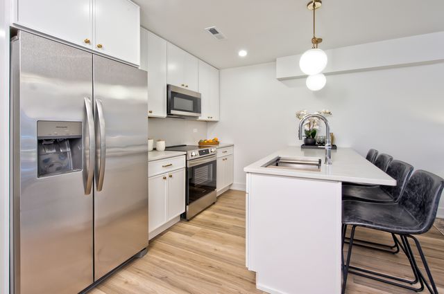 9396 Landings Lane 302, Des Plaines, IL 60016