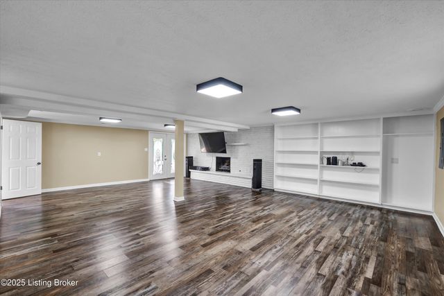 9305 Hi View Ln, Louisville, KY 40272