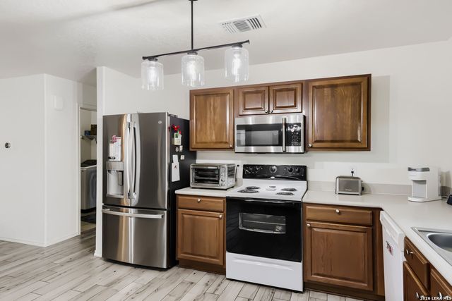 604 NORTHERN LIGHTS DR, New Braunfels, TX 78130