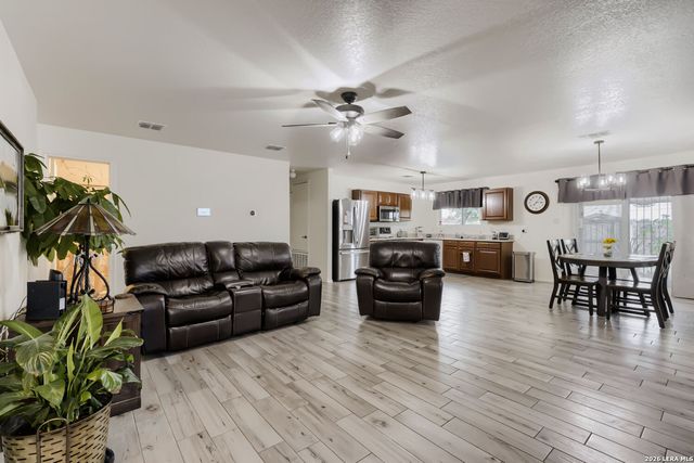 604 NORTHERN LIGHTS DR, New Braunfels, TX 78130