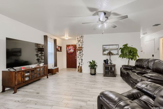 604 NORTHERN LIGHTS DR, New Braunfels, TX 78130