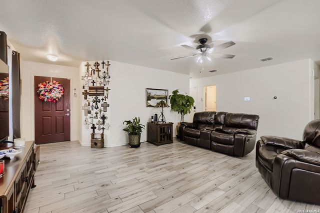 604 NORTHERN LIGHTS DR, New Braunfels, TX 78130