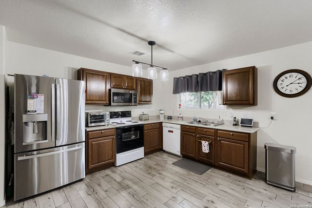 604 NORTHERN LIGHTS DR, New Braunfels, TX 78130