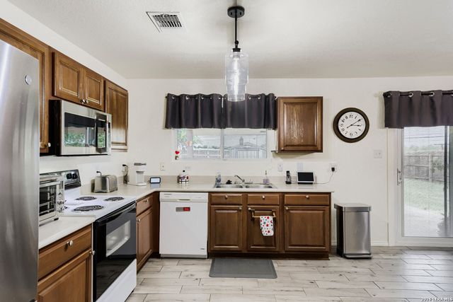 604 NORTHERN LIGHTS DR, New Braunfels, TX 78130