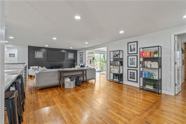 4916 W 78th Place, Prairie Village, KS 66208