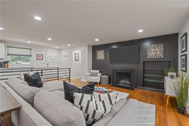 4916 W 78th Place, Prairie Village, KS 66208