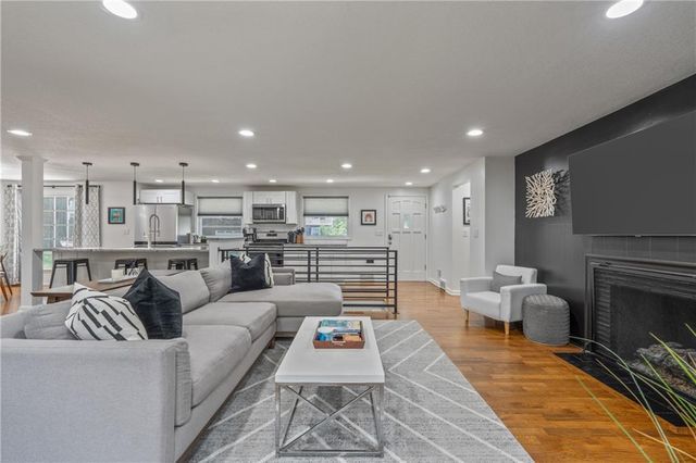 4916 W 78th Place, Prairie Village, KS 66208
