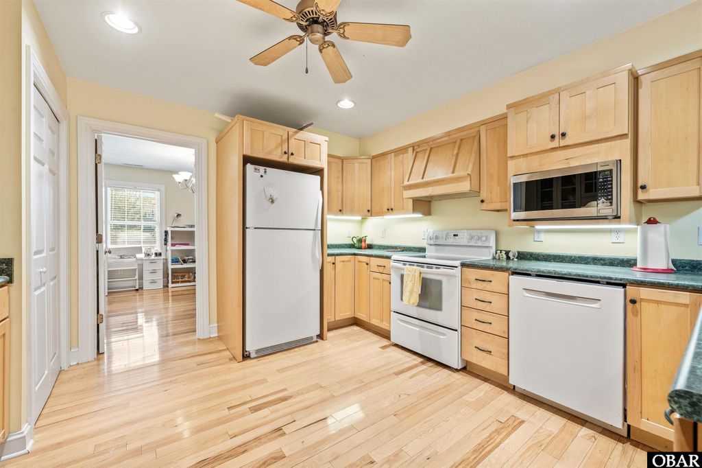 Image 15 of property listing at 2032 Creek Road Lot 8, Kitty Hawk, NC 27949