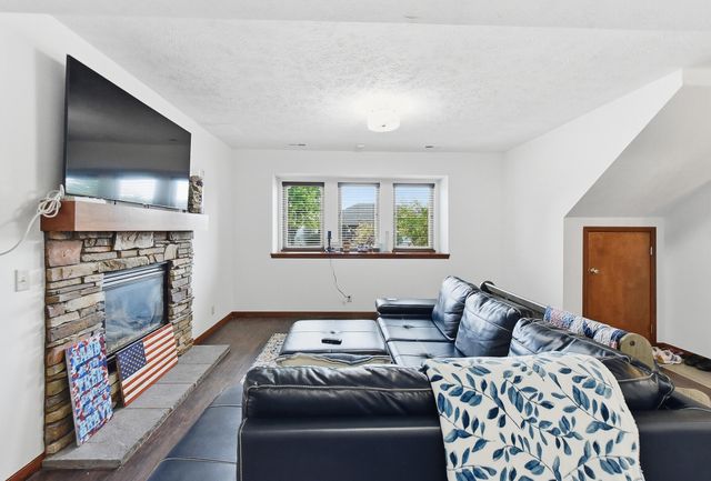 302 CARLY Circle, Council Bluffs, IA 51503