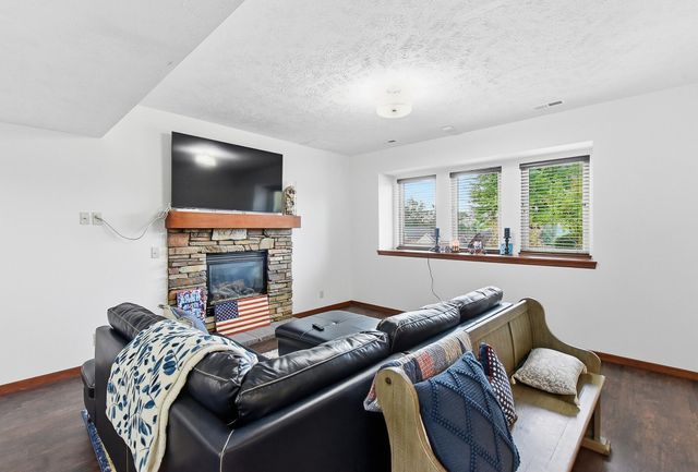 302 CARLY Circle, Council Bluffs, IA 51503