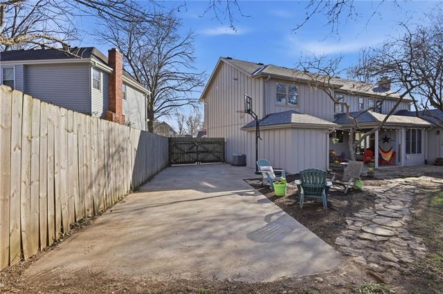 11612 W 100th Street, Overland Park, KS 66214