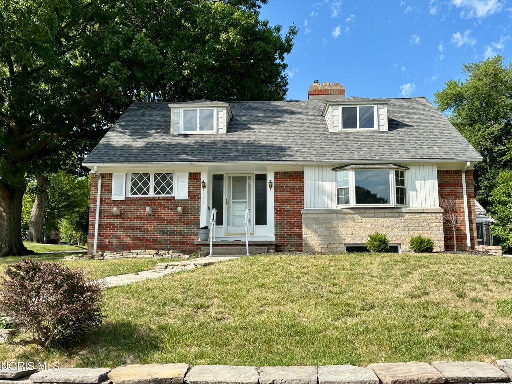 2455 Eastmoreland Drive, Oregon, OH 43616