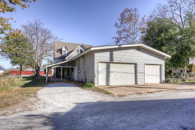 216 N Wall Avenue, Joplin, MO 64801