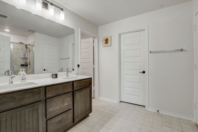 180 Outlaw DR, Jarrell, TX 76537