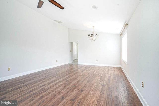 3 DEEP HOLLOW LN N, Columbus, NJ 08022