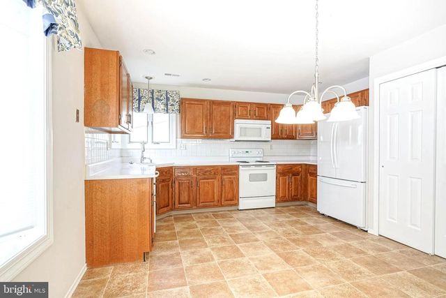 3 DEEP HOLLOW LN N, Columbus, NJ 08022