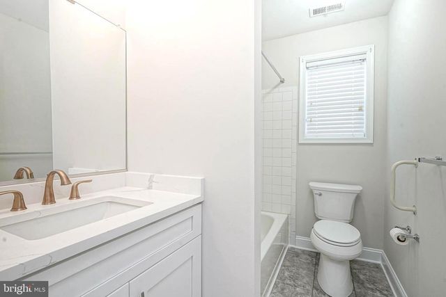 3 DEEP HOLLOW LN N, Columbus, NJ 08022