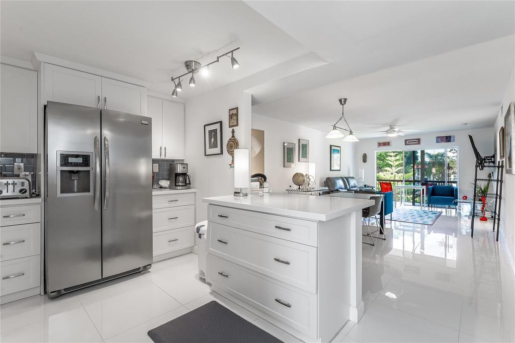 811 S Hollybrook Drive 301, Pembroke Pines, FL 33025