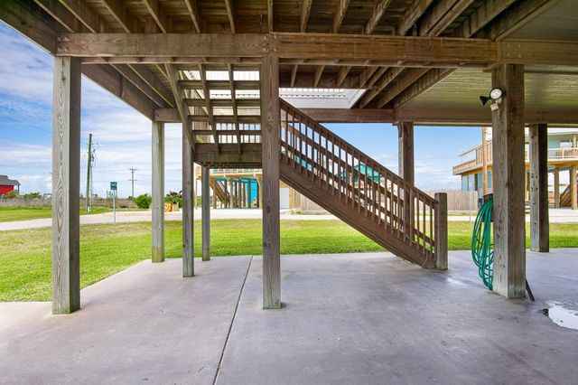 988 Gulf Road, Crystal Beach, TX 77650