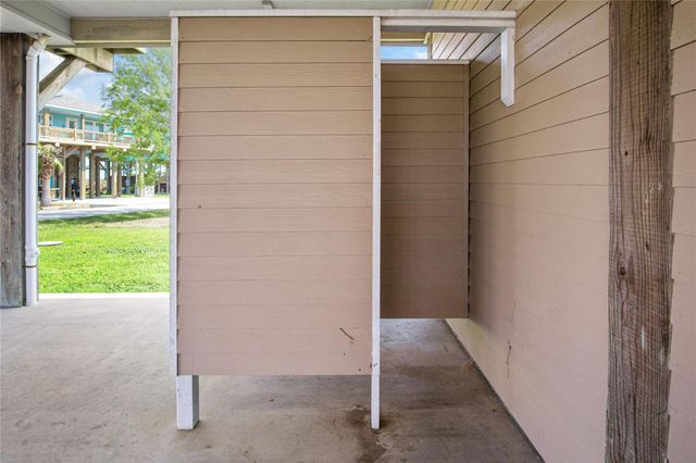 988 Gulf Road, Crystal Beach, TX 77650