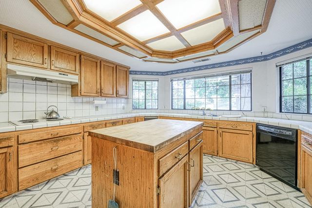 668 E Teal Circle, Fresno, CA 93730