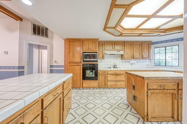668 E Teal Circle, Fresno, CA 93730