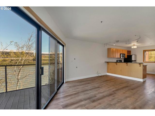 820 Nw NAITO Pkwy G11, Portland, OR 97035