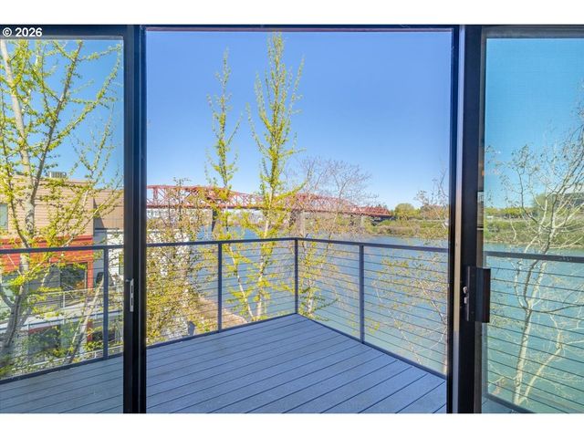 820 Nw NAITO Pkwy G11, Portland, OR 97035