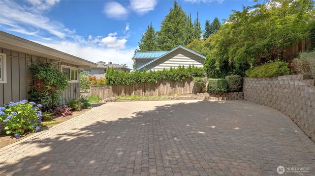 18744 Kenlake Place NE, Kenmore, WA 98028