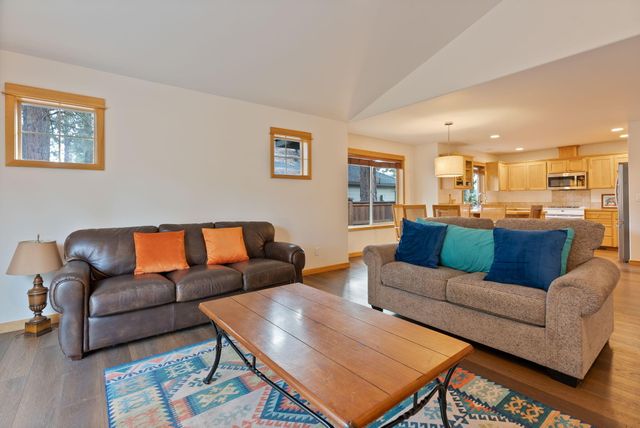 60808 SE Sawtooth Mountain Lane, Bend, OR 97702