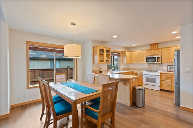 60808 SE Sawtooth Mountain Lane, Bend, OR 97702