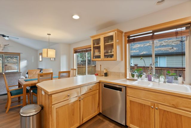 60808 SE Sawtooth Mountain Lane, Bend, OR 97702