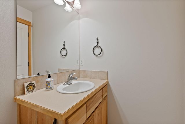 60808 SE Sawtooth Mountain Lane, Bend, OR 97702